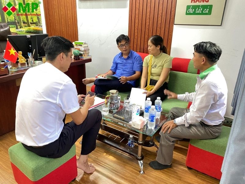 Xây nhà trọn gói bao gồm những gì? Chi tiết 6 hạng mục từ A-Z 2 Minh Phương tiếp nhận thông tin, nhu cầu của khách hàng và đi khảo sát thực tế
