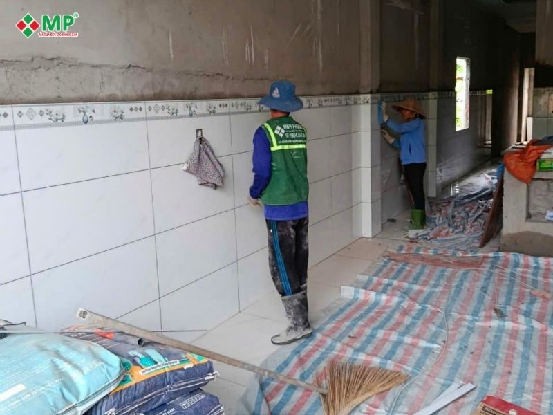 Xây nhà trọn gói bao gồm những gì? Chi tiết 6 hạng mục từ A-Z 4 Sau khi hoàn thiện phần thô, bước tiếp theo là thi công hoàn thiện