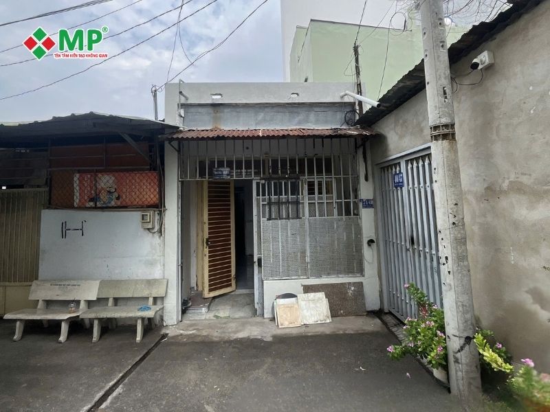 Ký hợp đồng sửa nhà trọn gói – Biến nhà cấp 4 cũ thành tổ ấm hiện đại 1 Hiện trạng nhà cấp 4 cũ của gia đình anh Chinh trước khi sửa chữa trọn gói